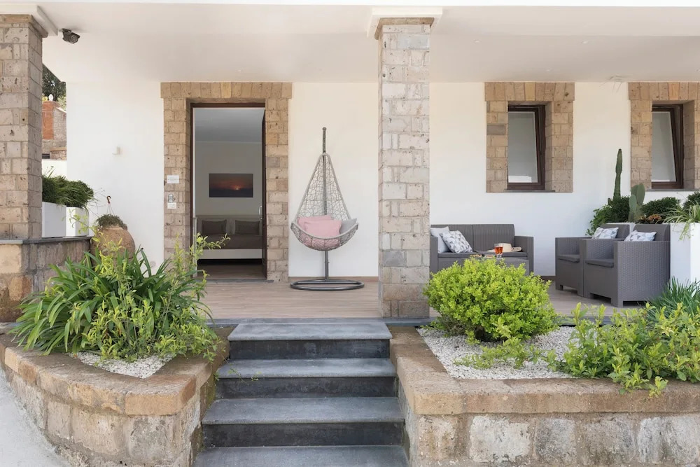 De Vivo Realty - Cyrus&Janus flats