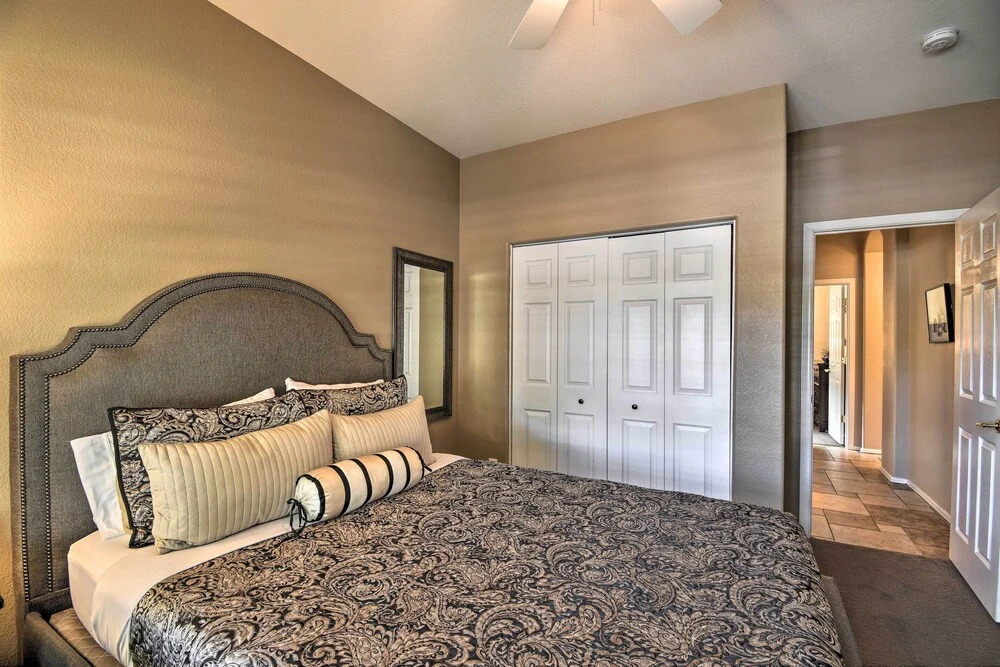 Spacious Surprise Home: 6 Mi to Wildlife World Zoo