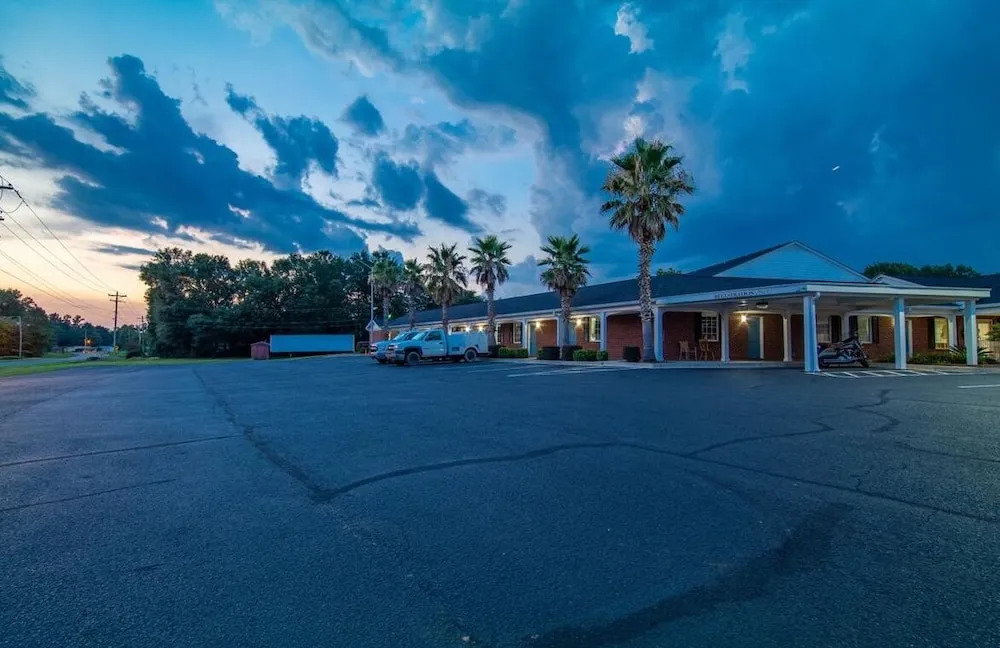 Winton Inn & Suites