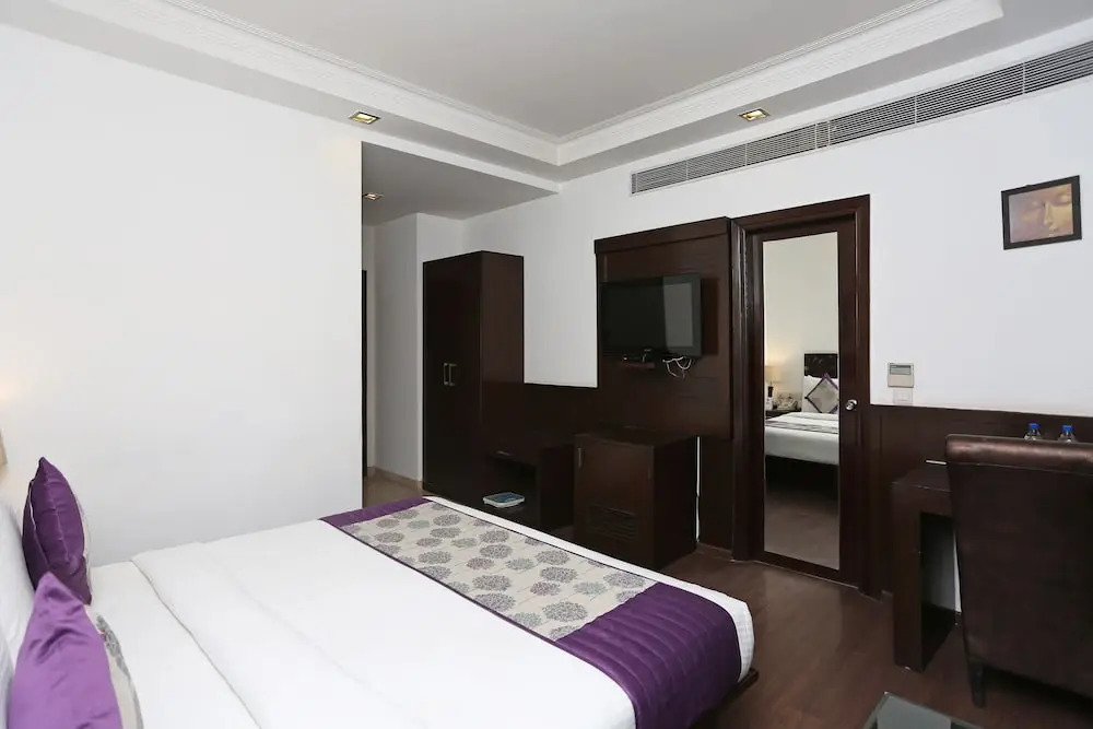 OYO 383 Hotel Divine Paradise