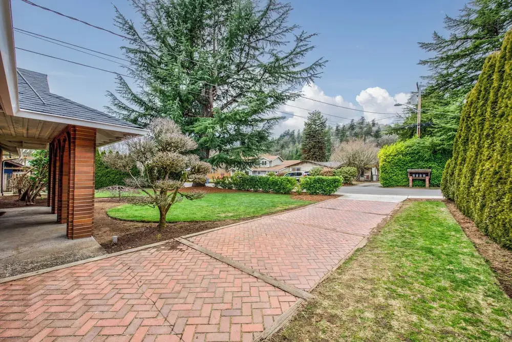 Joyful Kirkland Home Near Beach Hot Tub & AC