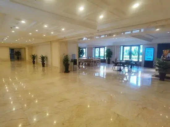 Dalian Yimao Center Hotel (Gaoxin Wanda Plaza Qixianling Forest Park)