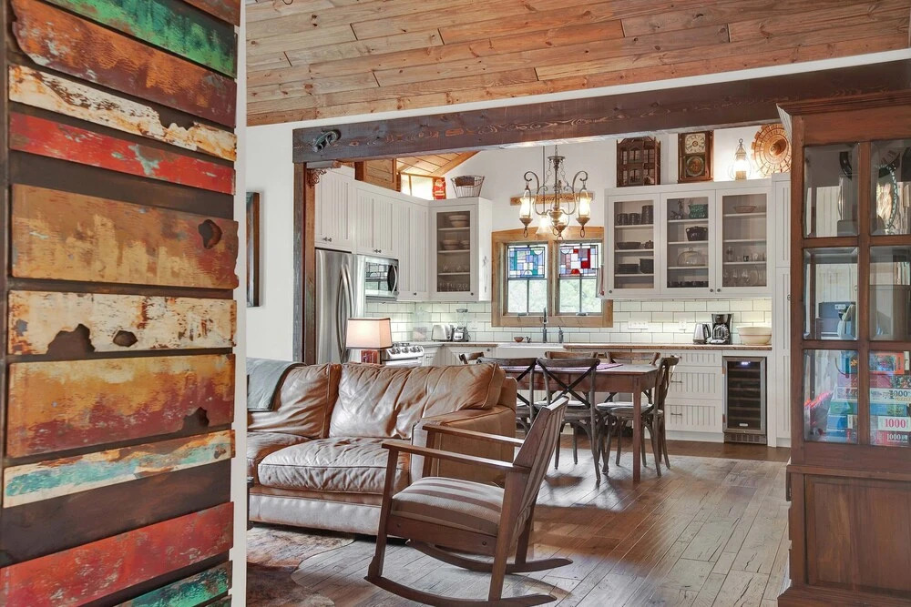 NEW Luxury One Block to Main St With Hot tub and Fire pit