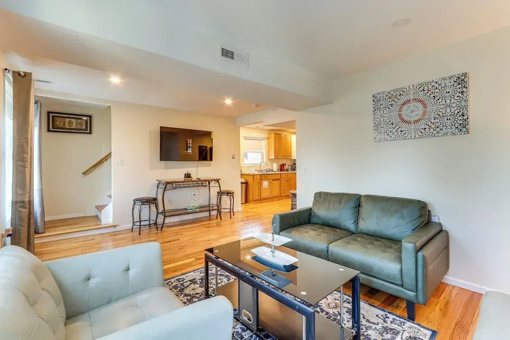 6 Mi to Dtwn New Haven: Duplex w/ Shared Yard