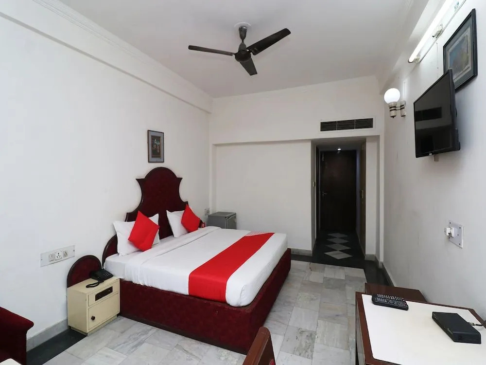 Collection O 29566 Hotel Mid Town