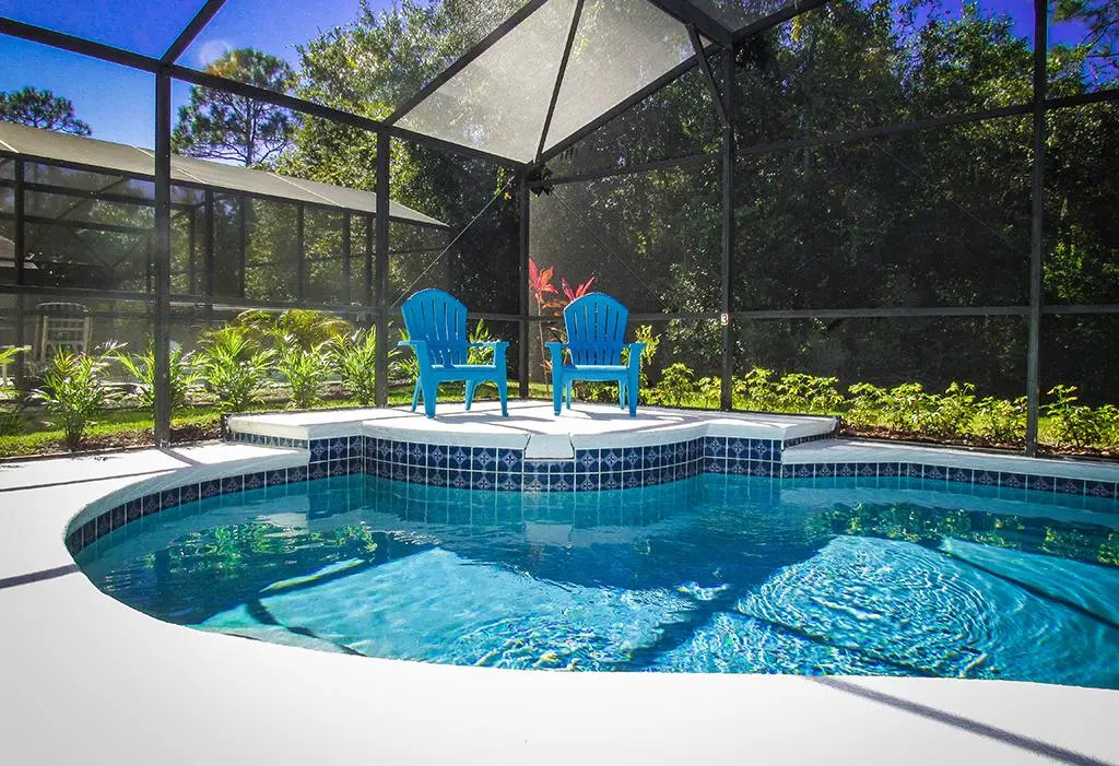 Tropical themed 7-bedroom pool home near Disney!, Kissimmee, US