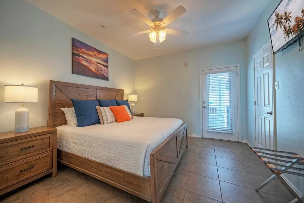 Minutes to the Beach w/ Pool, Sleeps 8 Two Condos: Costa Bahia