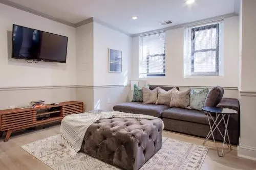 Cheery 1-BR in the of Shaw 2 blocks to subway