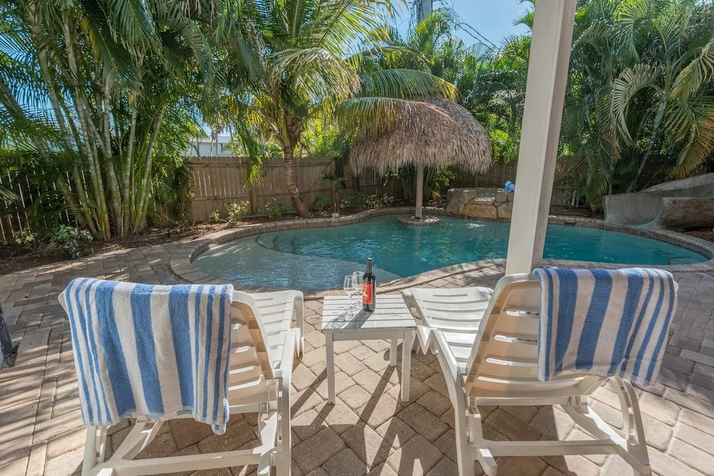 South Seas Apartment 6
