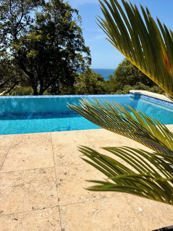 Roatan Infinity Pool and Ocean View Apartment