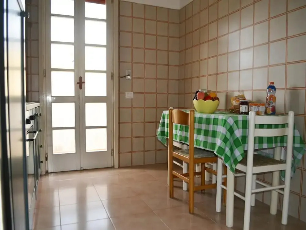 Cosy Apartment Near The Beach With Balcony - Pets Allowed