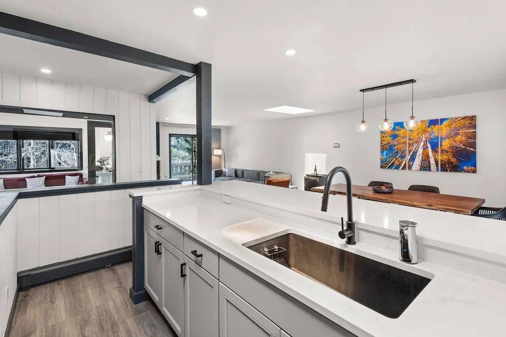 Snowmass Modern 3 Bedroom w/ Hot Tub 251
