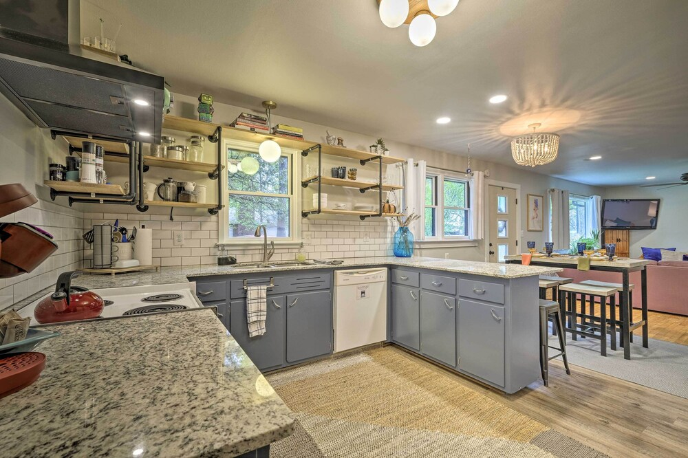 Renovated Eureka Springs Home - 1 Mi to Downtown!