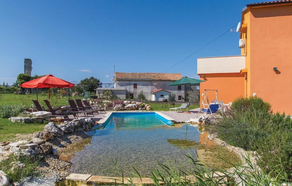 Stunning Home In Bratulici