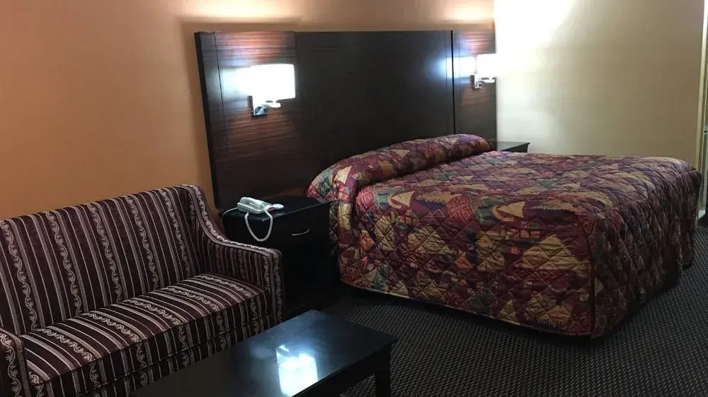 Redwood Inn - White Hall