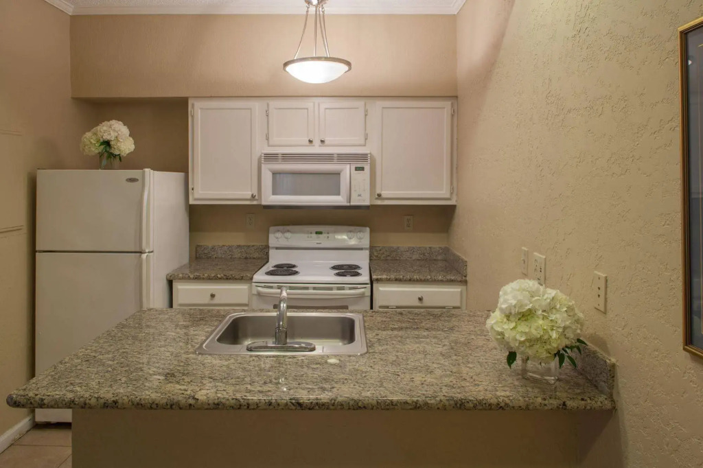 Cloverleaf Suites Baton Rouge