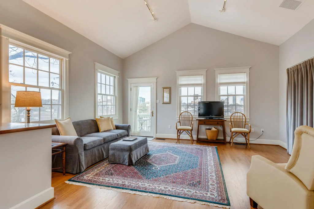 Texas Capitol Loft - 30 Day or More Rental - by PMI Austin Metro