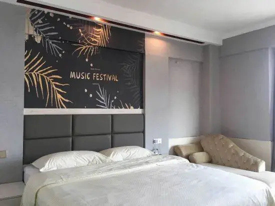 Yuefeng Hotel (Maoming Dianbai West Lake Park)