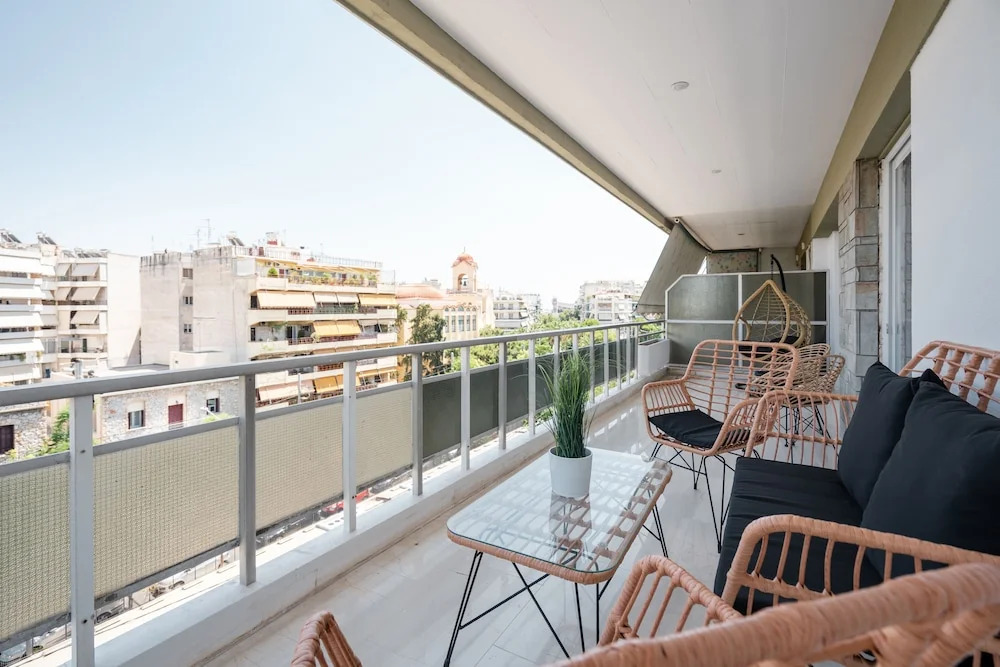 Luxury Apartment near Floisvos Marina