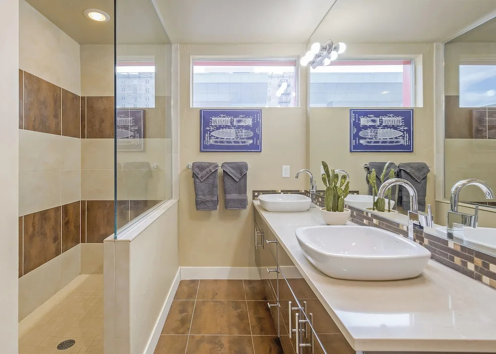 Swanky Downtown Loft! City Views! Sleeps 10!