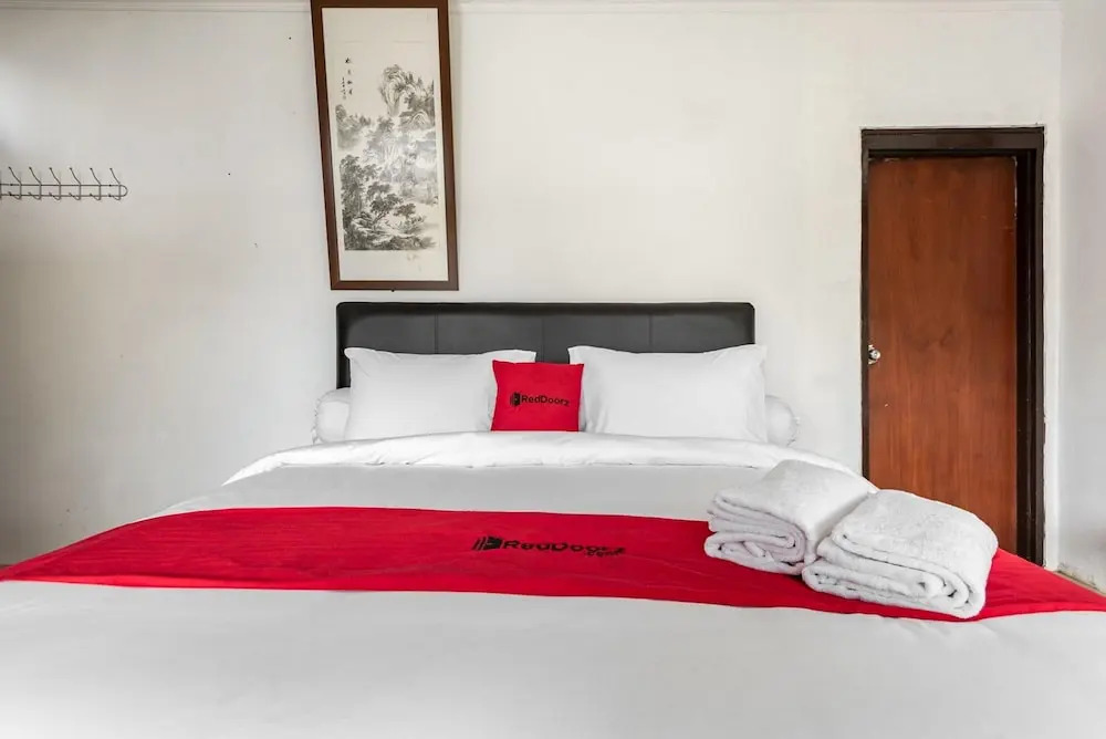 RedDoorz @ Mega Indah Villa Estate G16