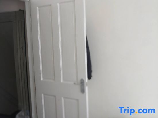 Room-charming Bradford Room to Rent With