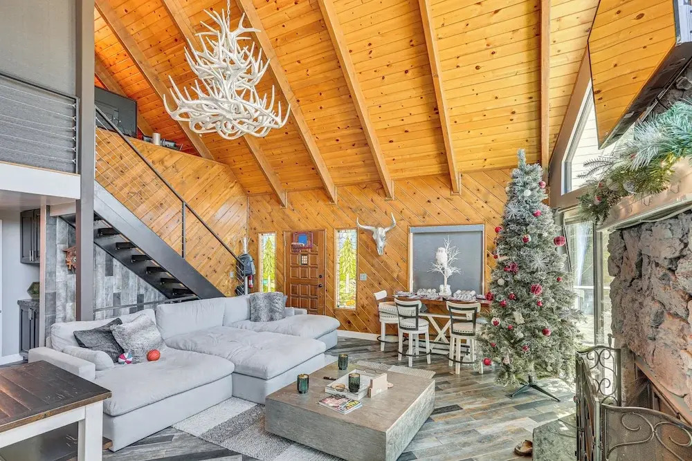 Lake Arrowhead Cabin w/ Hot Tub & Mountain Views!