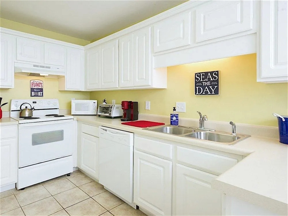 Lagoon Ave #106 - 2 Br condo by RedAwning