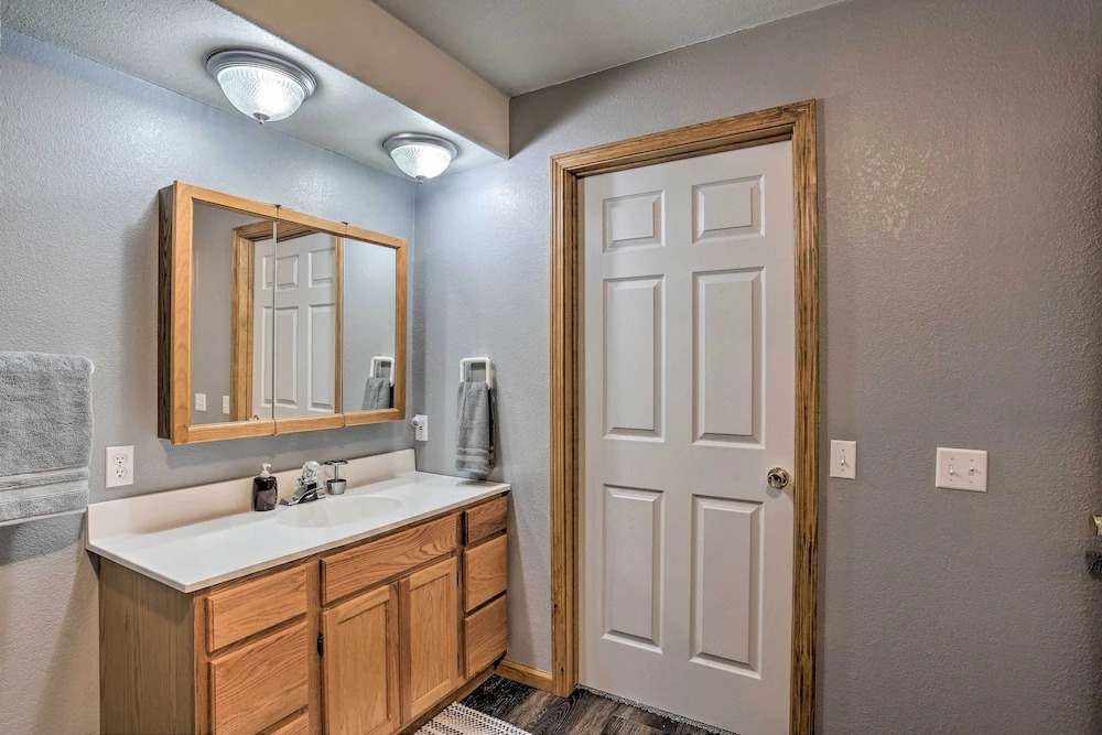 Spacious Home w/ Hot Tub, 3 Mi to Deer Mtn