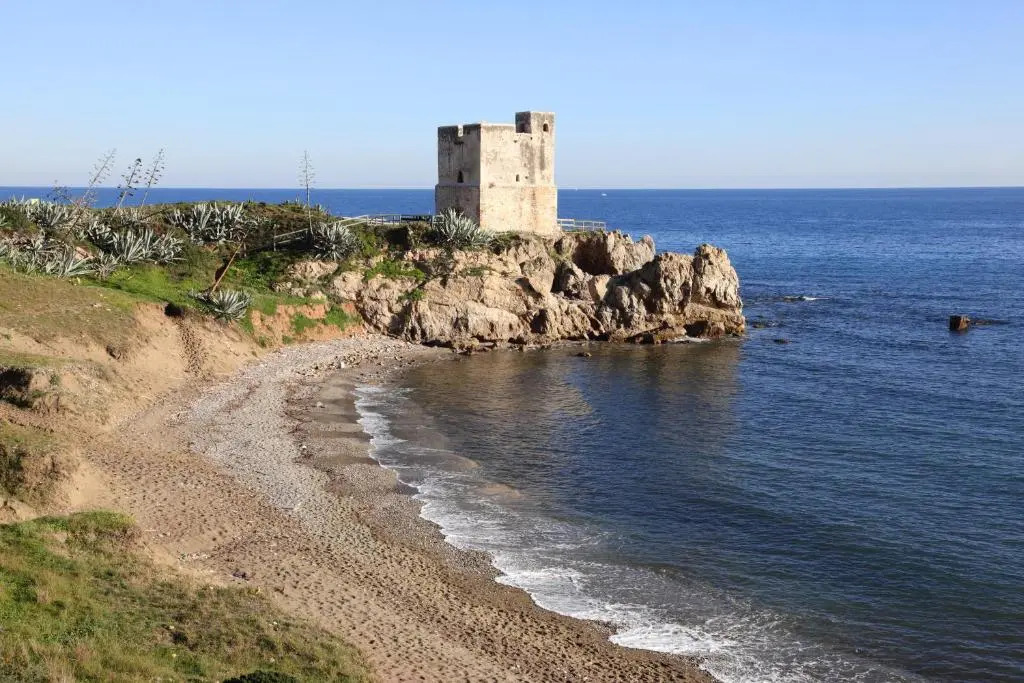 2233-Lovely 2 bedrooms on the beach, pool and port