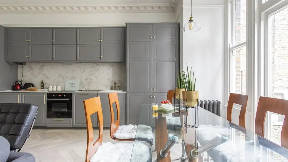 London Apartment- 4 Bedrooms-garden and Parking