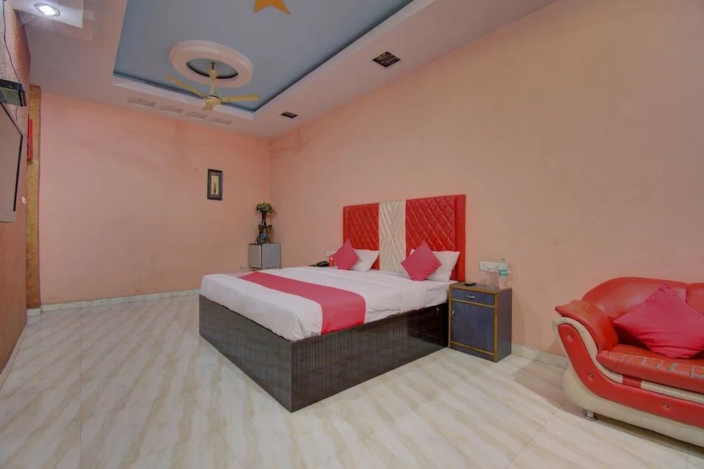 OYO 19830 Hotel Lucky Star