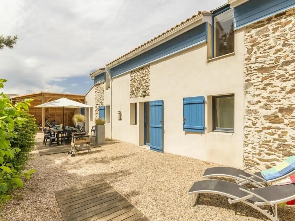 Ancien Bâtiment de Ferme Rénové entre Nantes et Pornic avec Jardin et Activités - FR-1-306-1028