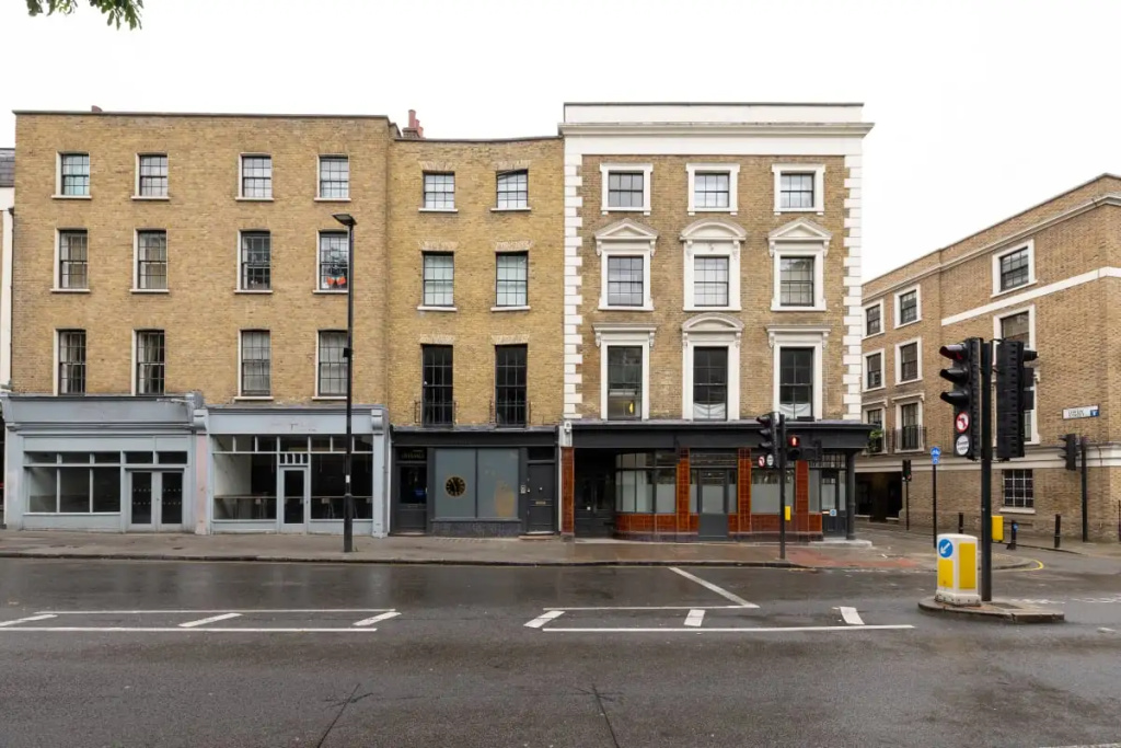 The Heart of Angel - Bright 2BDR House with Terrace, Gym & Cinema