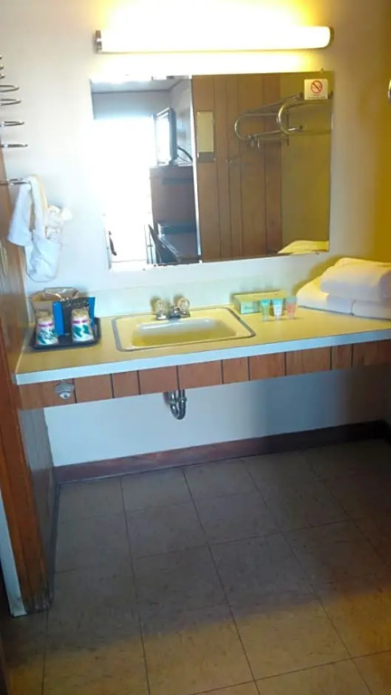 First Inn By OYO Quinter Hwy 70