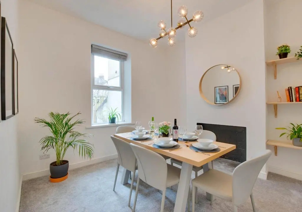 Drws Nesaf Cardiff Townhouse