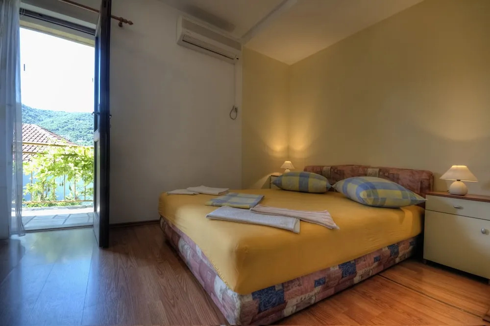 Studio Apartments Teuta & Agron