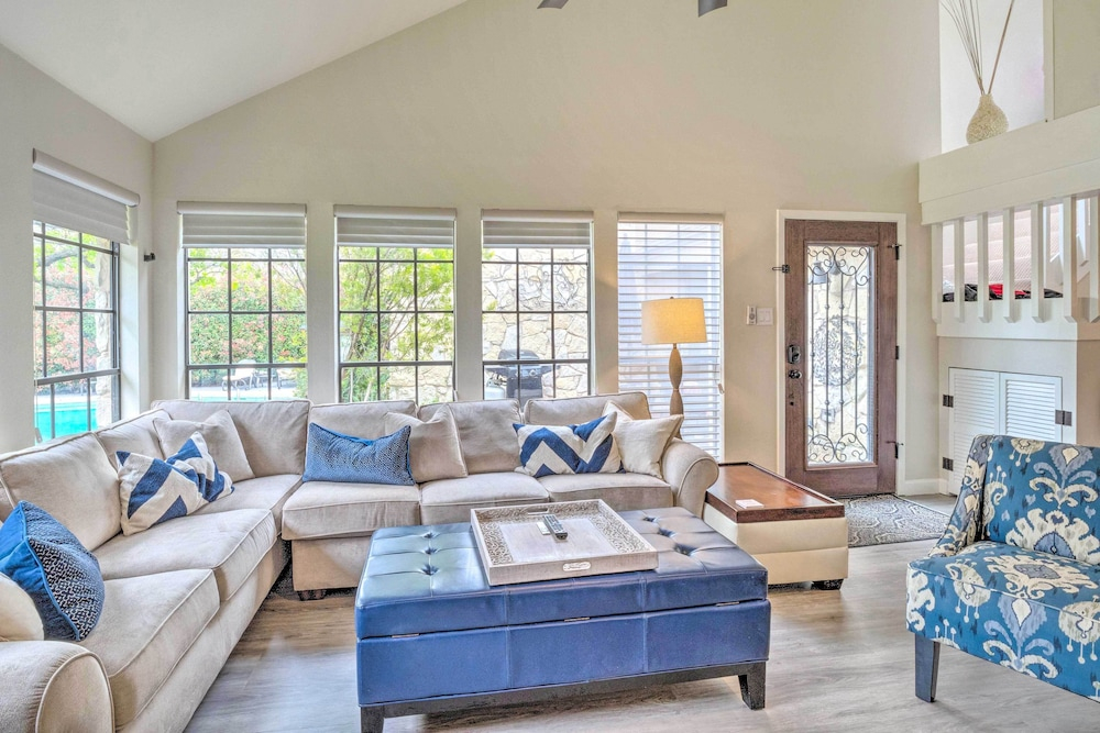 Horseshoe Bay Townhome w/ Patio & Outdoor Pool!