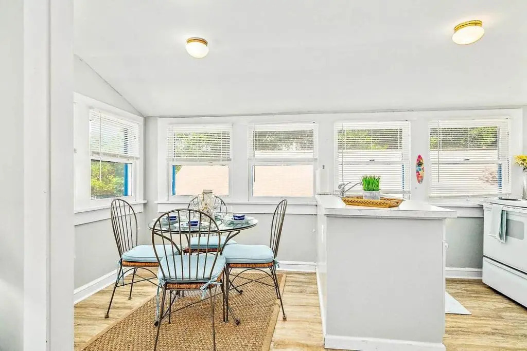 Charming Downtown Carriage Apartment