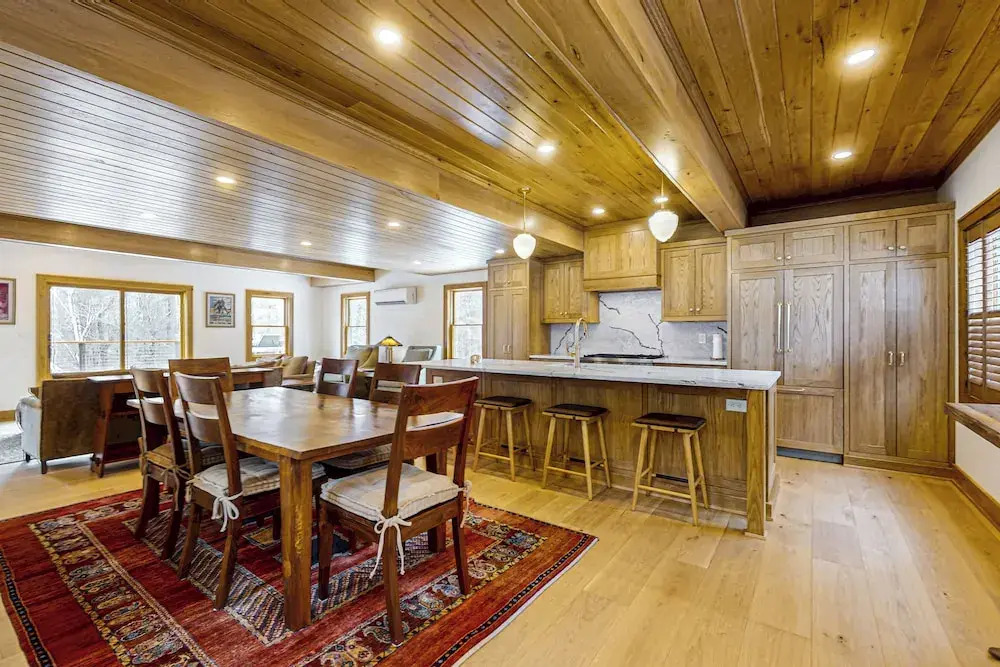New Home: 2 Mins to Lake Park, Beach & Town