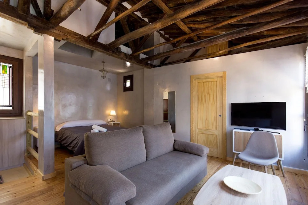 Los Lobos Suites