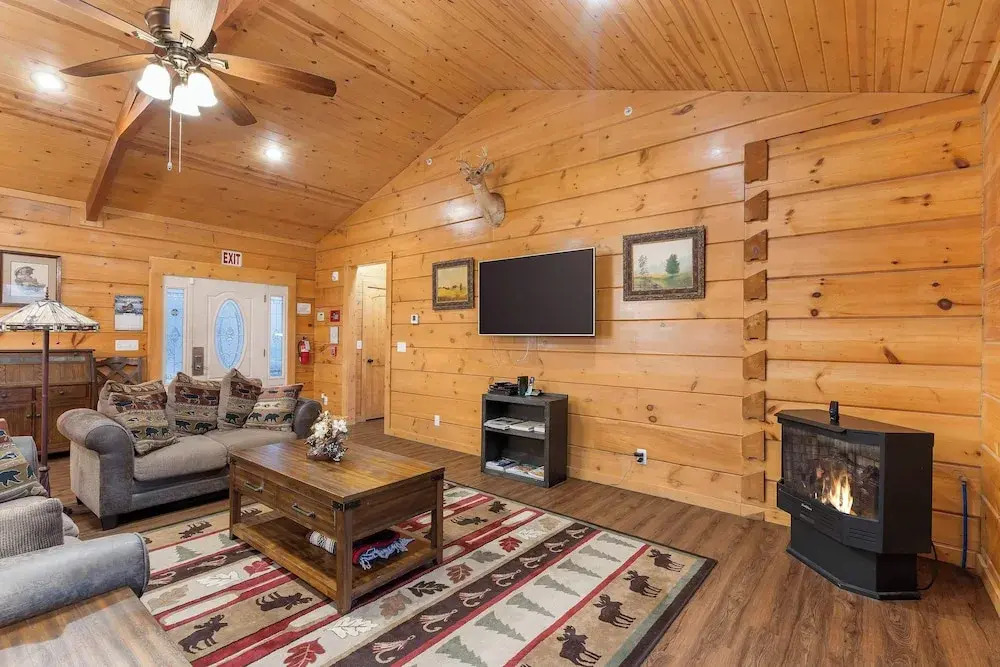 Teals Treasure Secluded Lakeside Cabin for 8!