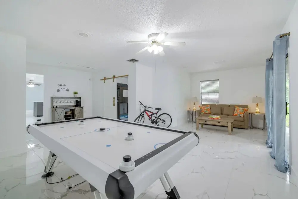 Swim, Hike & Kayak: Crystal River Retreat w/ Yard!