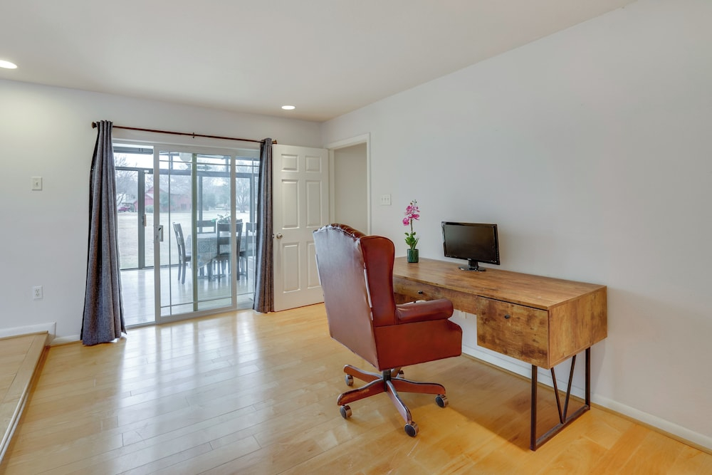 6 Mi to Dtwn Garland: Group Getaway w/ Pool Access
