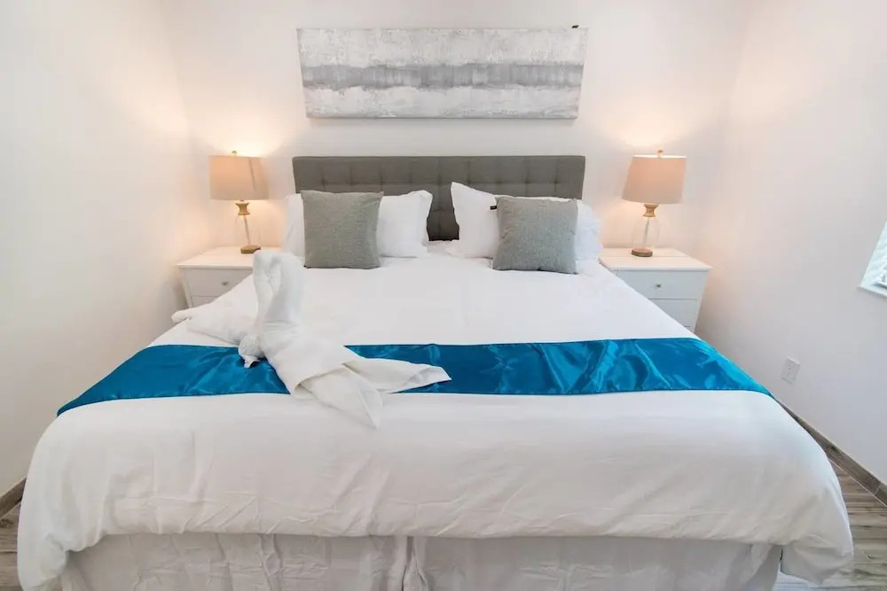 Cozy 1 BR W Parking Space, Near Beach - 5