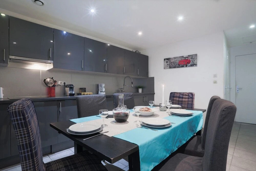 Spacious Apartment for 6, Ideally Located!