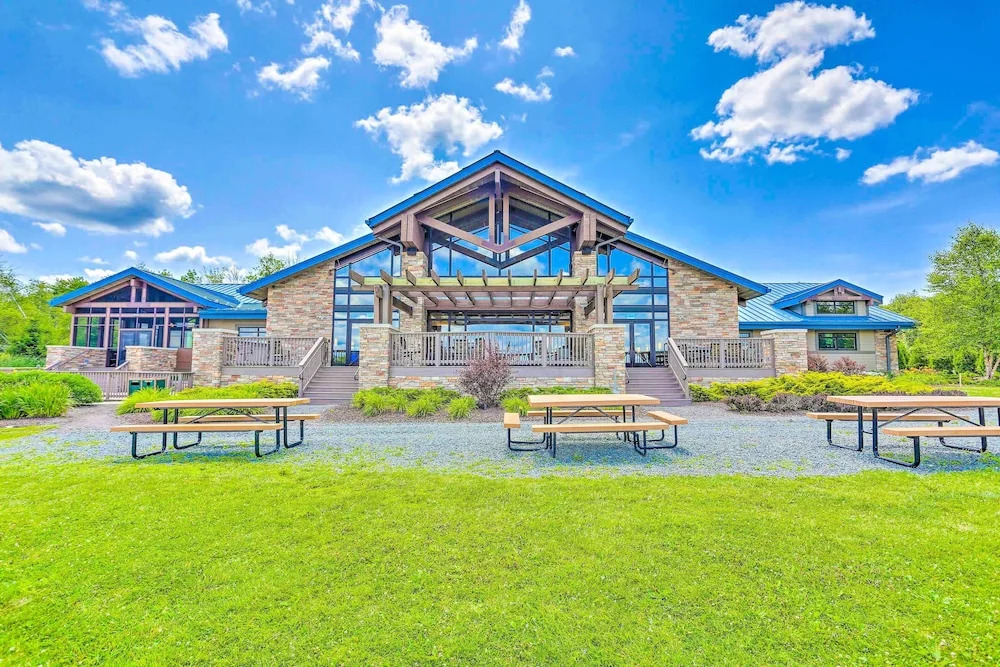 Lakefront Poconos Family Home w/ Pool Access