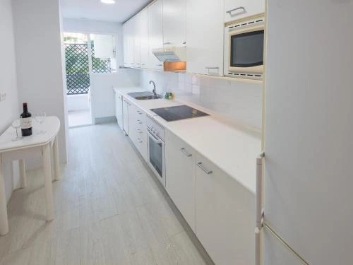VACATION MARBELLA I Contemporary Central Apartment, Swimming-pool, 24-7 Security, a minute from the