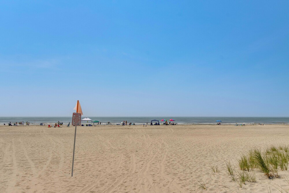 2 Blocks to Beach Access: Ocean City Adventure!
