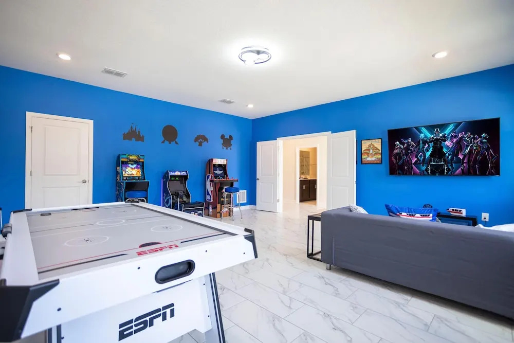 811 ST - 9BR Luxury Home: Private Pool